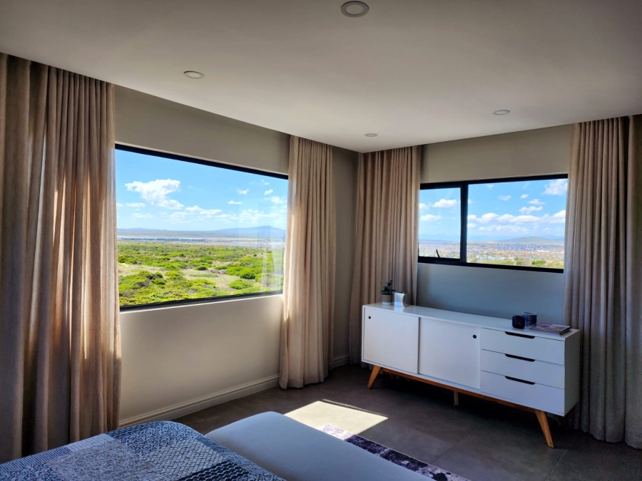 10 Bedroom Property for Sale in Bloubergstrand Western Cape